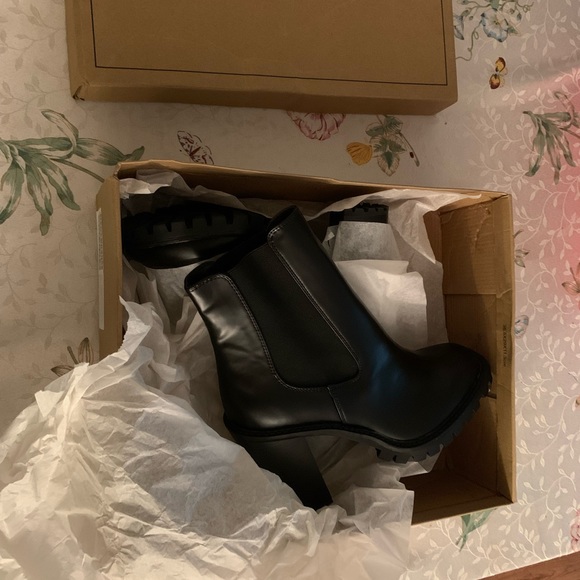 ASOS DESIGN Wide Fit Expect high heeled chunky chelsea boots in black - Picture 11 of 16